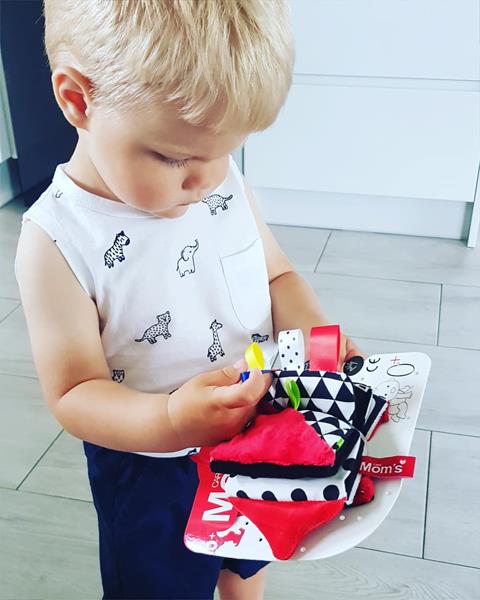Książeczka Mała Czerwona, Hencz Toys
