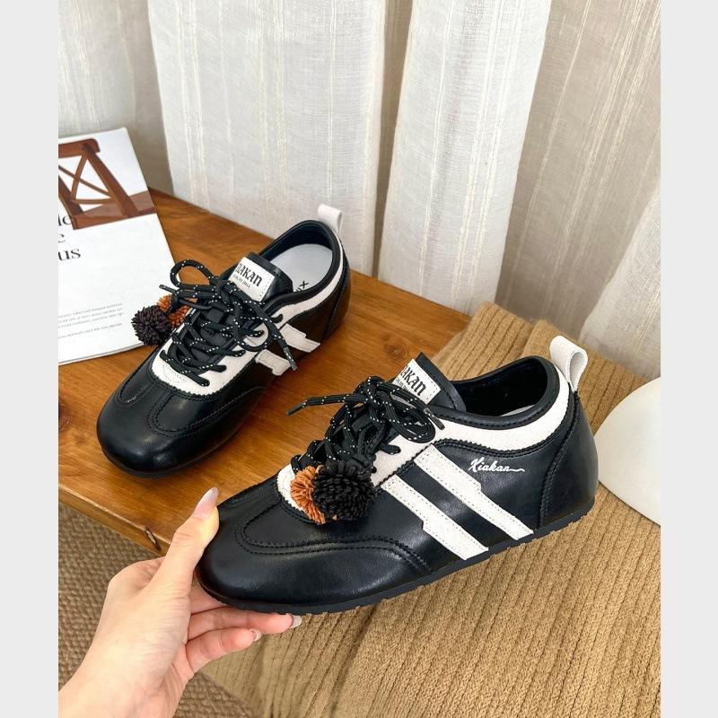 

The inner height is increased by 5cm~ retro versatile German training shoes for women in the early autumn of 2025, the new hairballs are not tired of 40 чорний