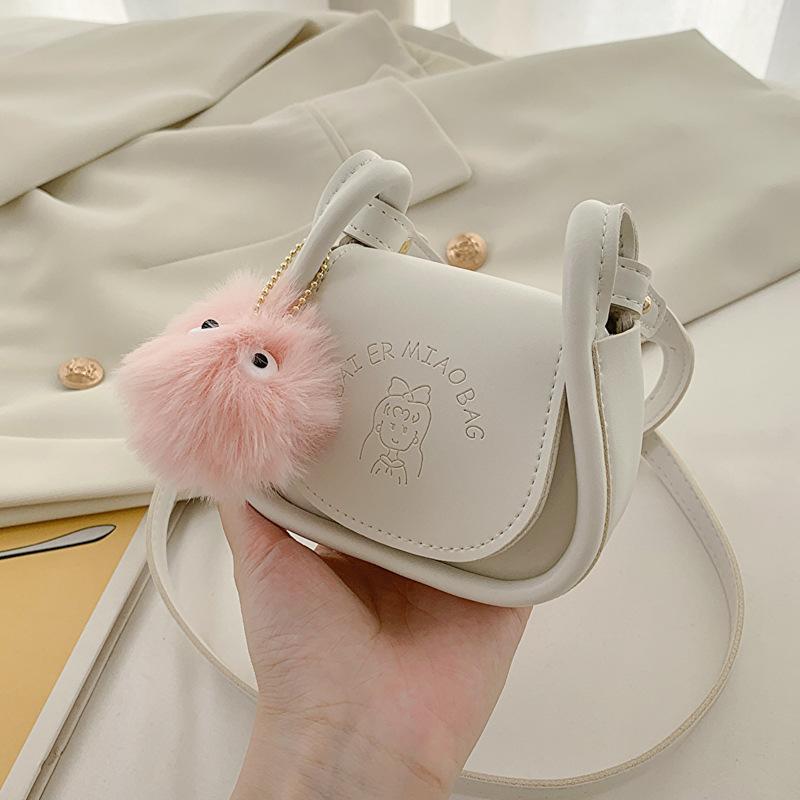 

Весна 2025 новая простая нишевая дизайнерская сумка-мессенджер ручная подмышечная сумка-седло индивидуальность темперамент маленькая сумка женская грязно-белый