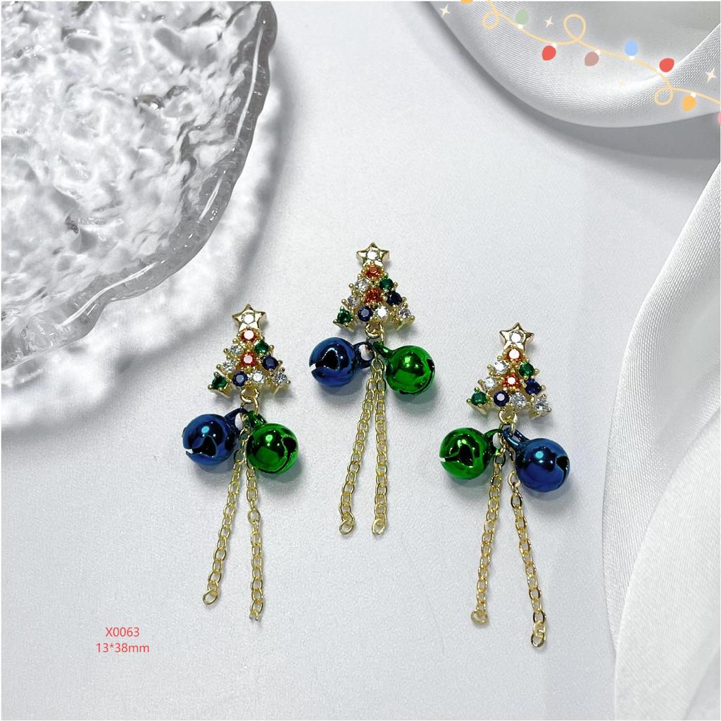 Celebrity-Inspired Christmas Nail Art: Cute Snowflake Bell DIY Zircon Accessories