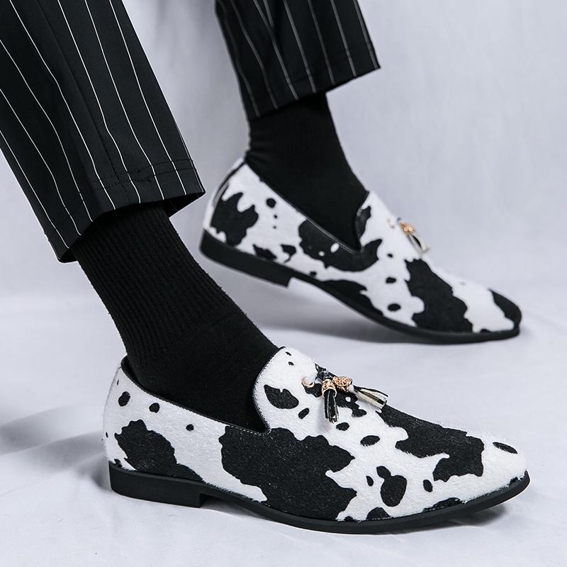 Retro New Fashion Tassels Loafers Men Pointed Cow Pattern Slip On Casual Shoes Wedding Dress Homecoming Footwear Zapatos Hombre
