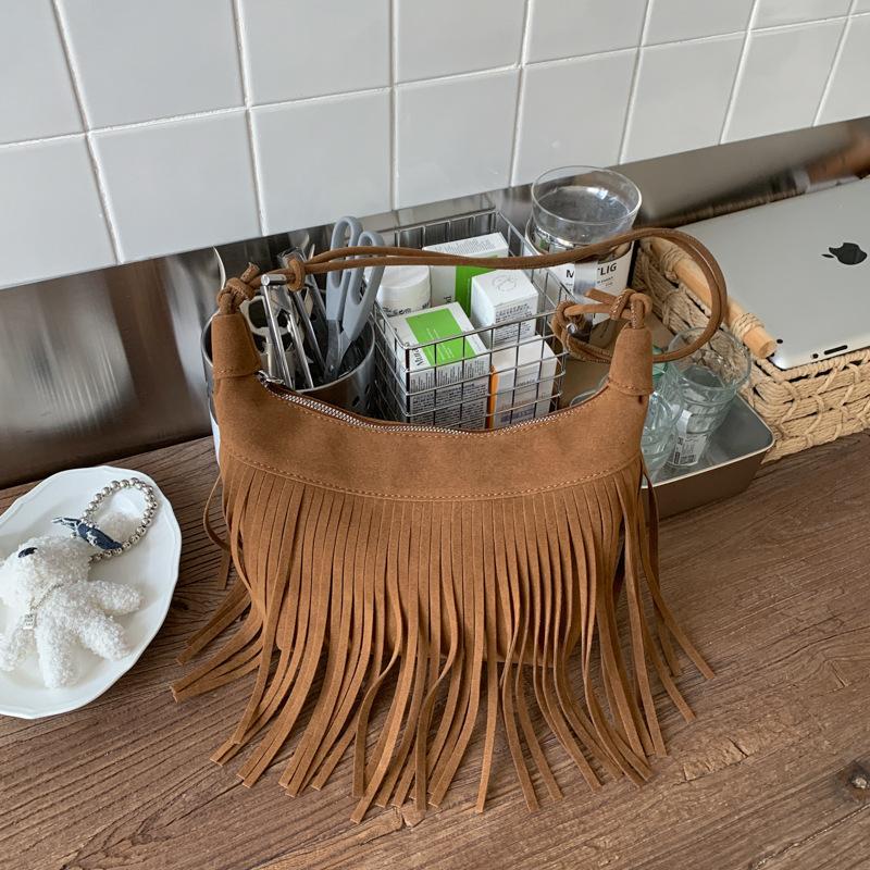 Premium Retro Bag Women's New Autumn and Winter Niche Design Shoulder Messenger Bag Fringed Dumpling Bag