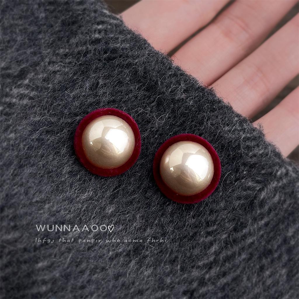 

Autumn and winter explosion flocking round geometric pearl literary and retro new earrings Hong Kong style earrings jewelry