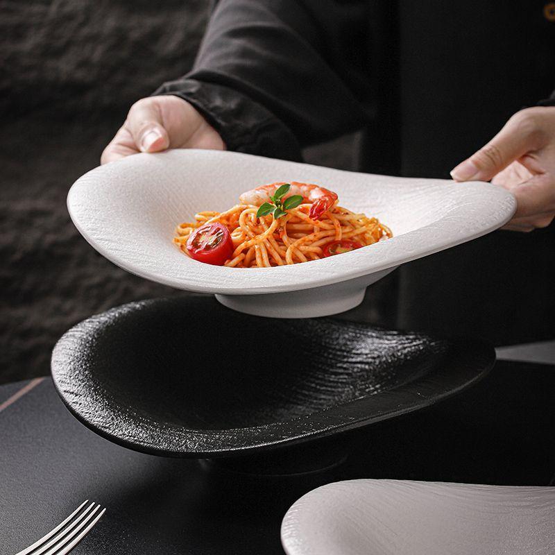 Moderne Keramik-Dessert- und Salatschalen Einzigartig geformtes Geschirr Hotel Restaurant Tischgeschirr Unregelmäßige Schwarz-Weiß-Speiseteller