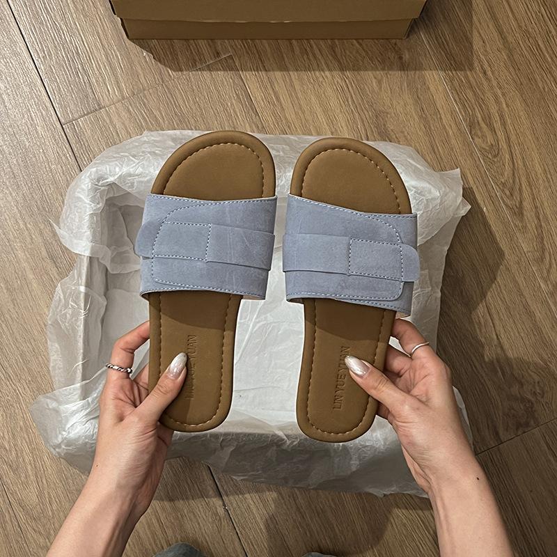 

Нишевые дизайнерские шлепанцы на плоской подошве для женской летней носки 2025 новинка для пляжного отдыха на море, пляжные шлепанцы-однословки с прохладным дизайном 40