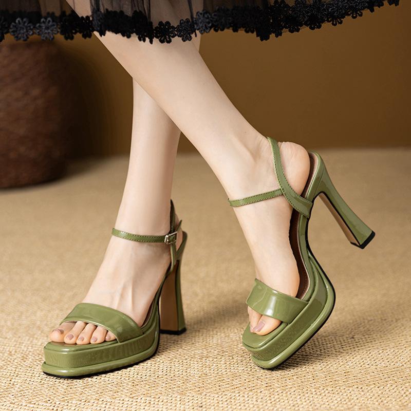 

Open-toed Roman sandals summer new wear soft sole comfortable high heels square head casual temperament fashion sandals 40
