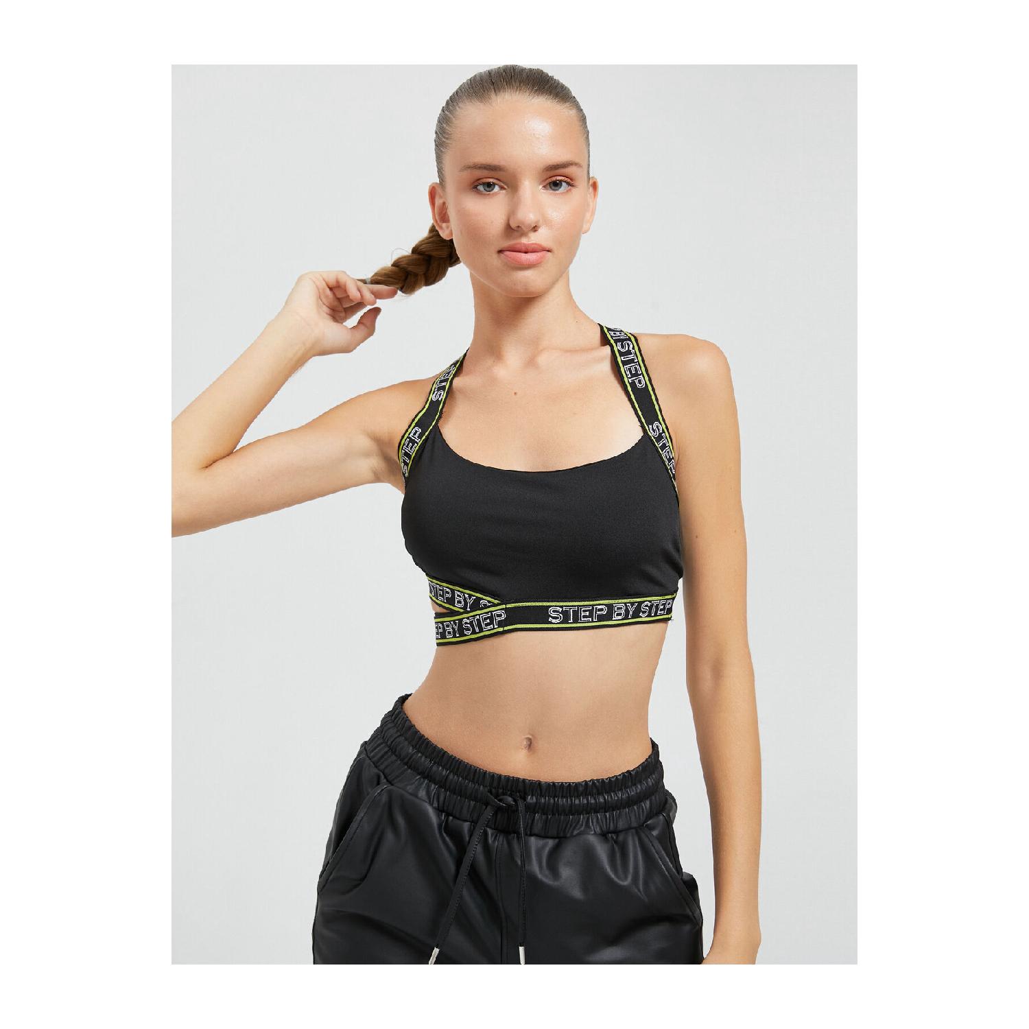 

Закрытый спортивный бюстгальтер с вышивкой слогана и эластичной деталью