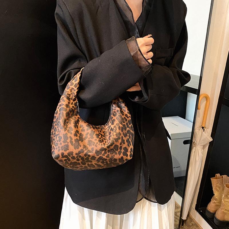 Women PU Leopard Fashion Shoulder Bag Large Capacity Circular Underarm Bag Zipper Closure Fashion Carrying Bag Chic Hobo Bag KTB