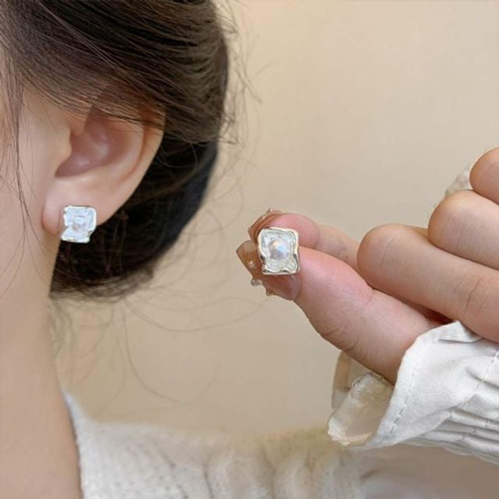Small and casual square pearl essential