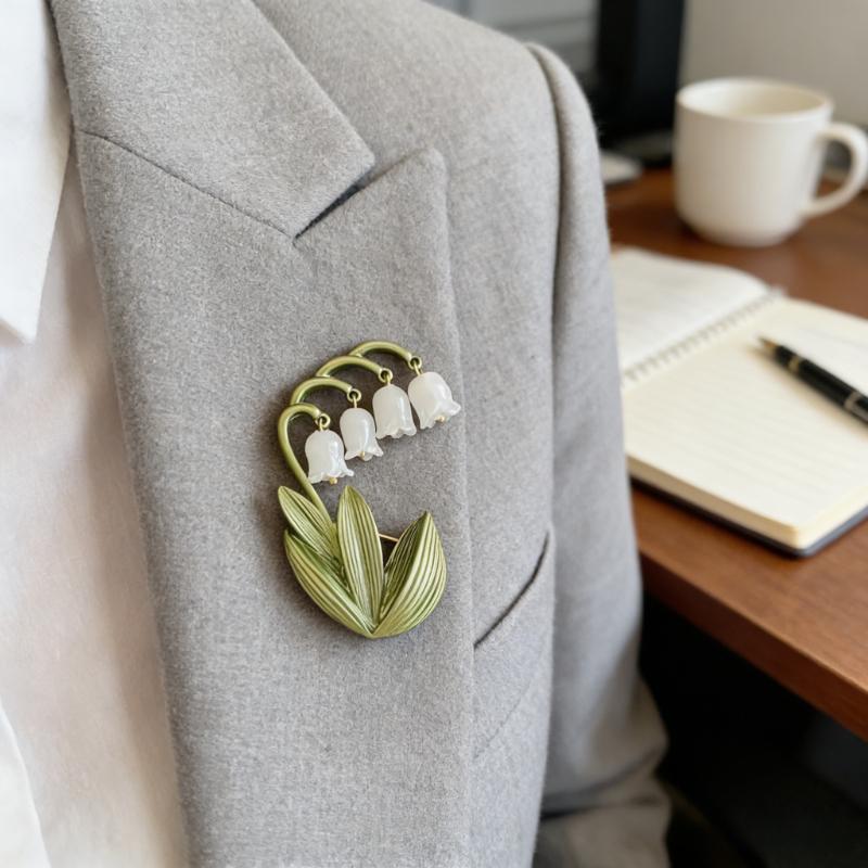 Lily Flower Brooch Pin, Elegant Design with Tassel Detail for Vintage Formal Outfits and Women's Accessories