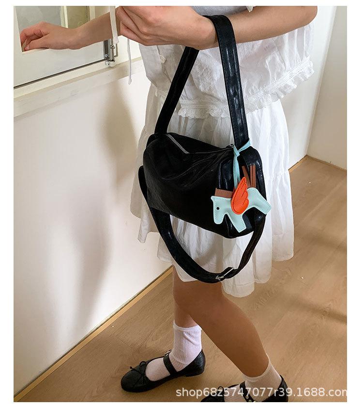 

Niche design retro handbag bag women s 2025 new popular versatile messenger bag fashion commuter shoulder bag чорний