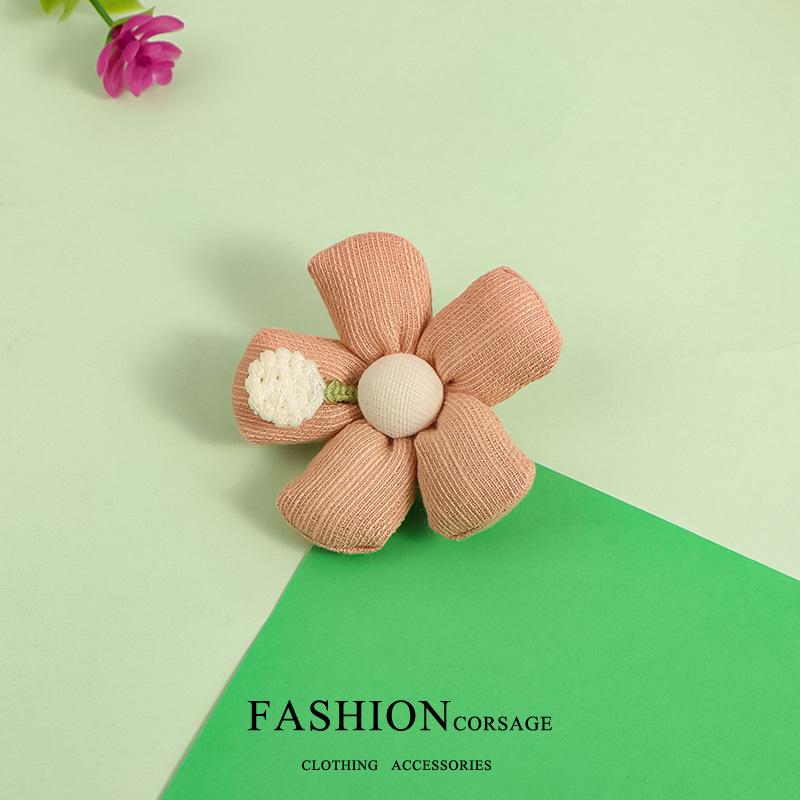 Five-Petal Sunflower Smile Brooch: Plush 3D Cloth Label for Clothing, Bags, and Hats