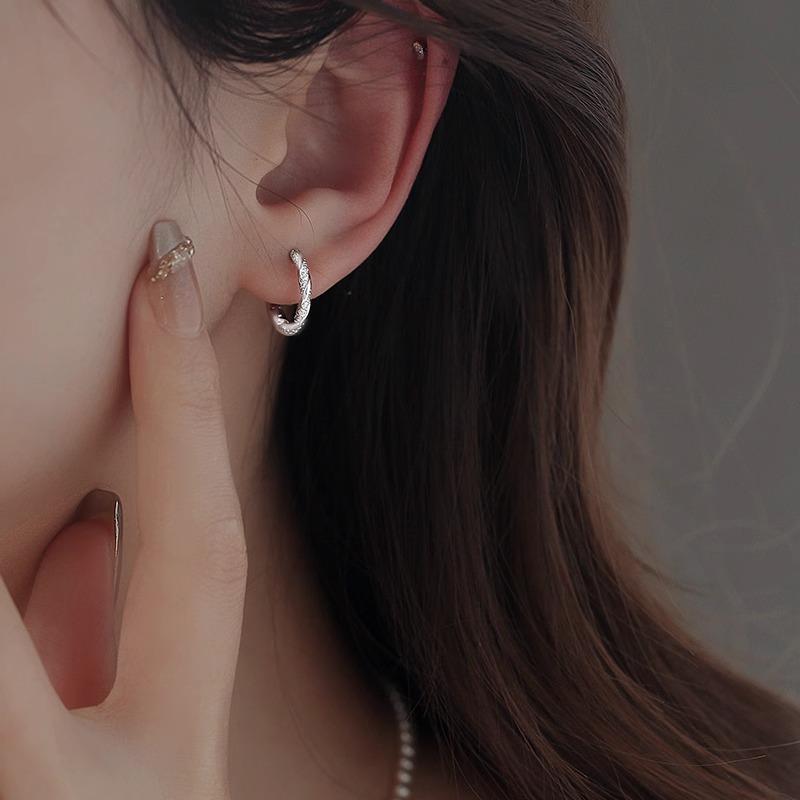 Vintage Möbius Drehende Zirkon Ohrringe Nische Minimalistische Mode Erschwingliche Zarte Farbecht Langlebige Legierung Damen Tägliche Vielseitige Ohrringe