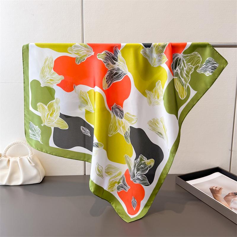 2026 Neue Luxus-Blumenmuster-Mode-Quadratische Schals Damen Seidenschal Bandana Kleine Haarbänder Foulard Schal
