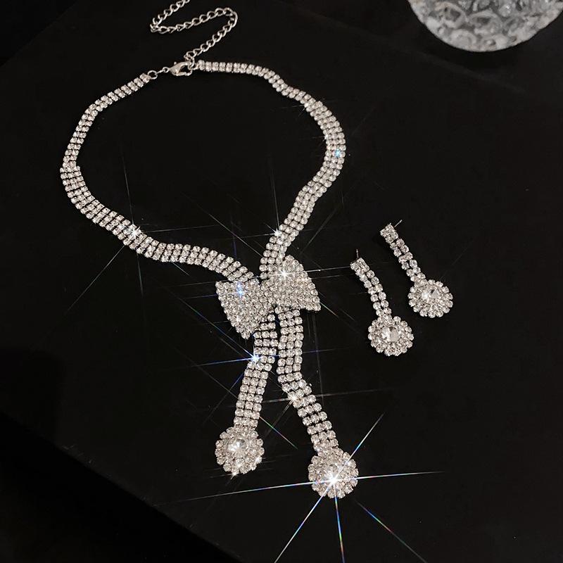 Set Colier și Cercei Geometrice cu Diamante Zirconiu - Bijuterii Elegante de Lux Ușor