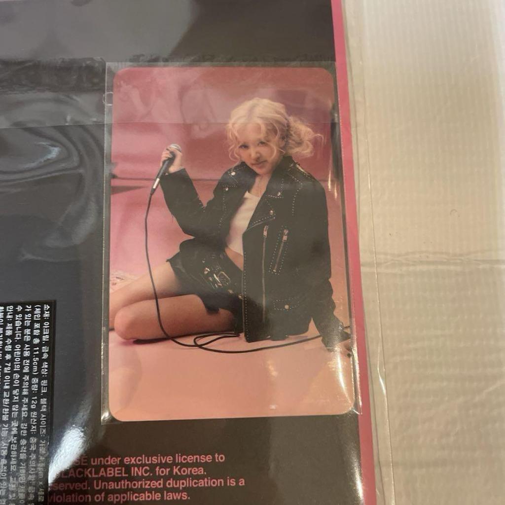 [POUŽITÉ] BLACKPINK Rose Pop-up Klíčenka s Výměnnou Kartičkou