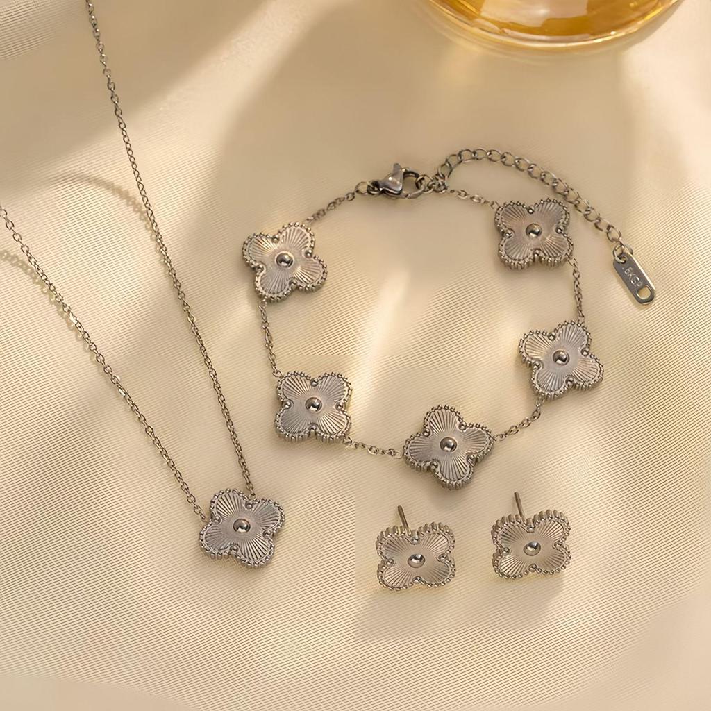 Elegante Bloemen Sieradenset: Titanium Staal Armband & Oorbellen met Vijfbladige Bloemen, Klavertje Vier en Pruimenbloesem Ontwerp