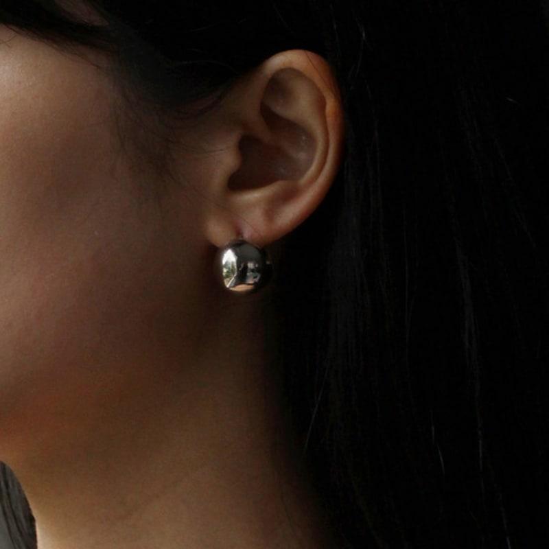 NORMALLEE [White gold] Half n Half One-touch Earrings (Large)