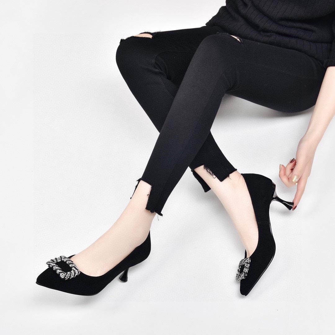 

Женская обувь 2025 ранняя весна новая мода острый носок мелкий вырез туфли-лодочки черные первый слой овчина кашемир стразы пряжка высокий каблук 40