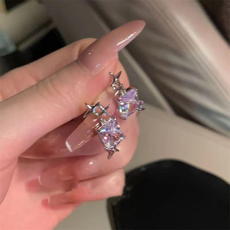 Cercei cu temperament versatil: Design luxos, de ultimă generație pentru femei