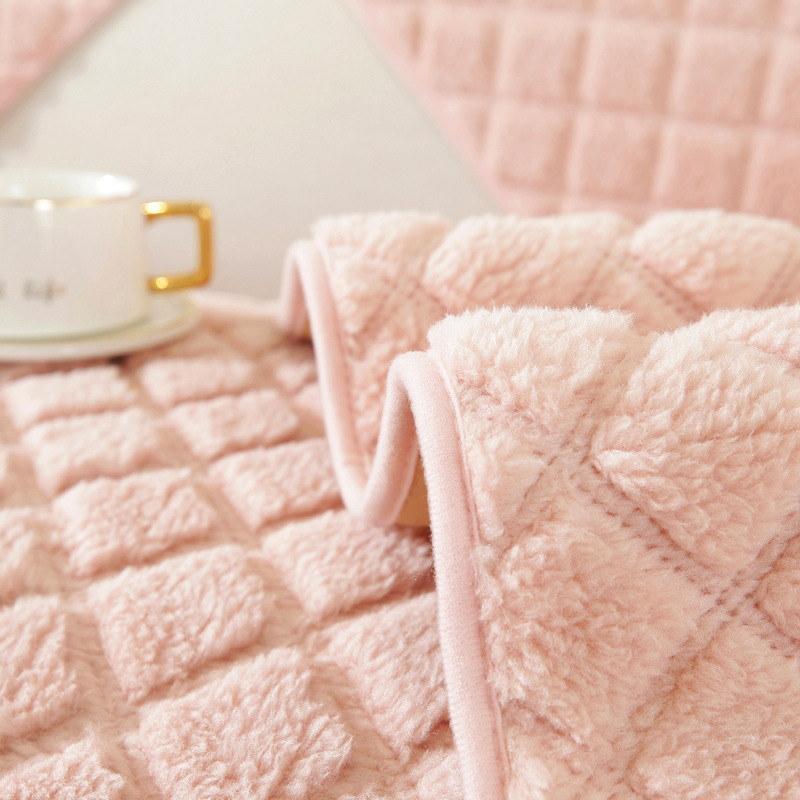 Koc sherpa w kratę na kanapę Nowoczesny pokrowiec na fotel z jednym podłokietnikiem Antypoślizgowy pluszowy miękki pokrowiec na skórzaną sofę