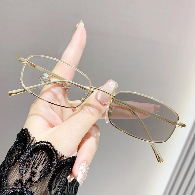 Photo-sensitive Gray-scale Small Frame Fashionable Anti-blue Light Glasses High-end Color-changing Near-sighted Glasses 026