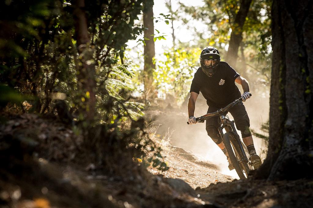 Cyklistická helma BELL MTB SUPER DH DH MIPS Matně černá 7088078 7088078 M [Super M]