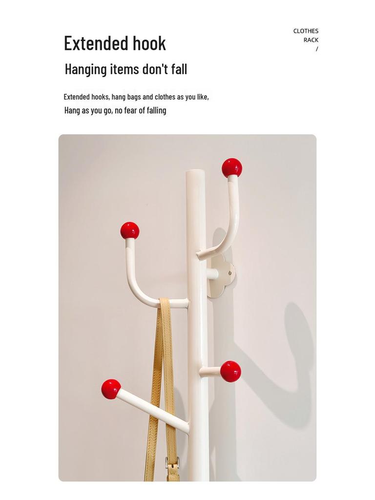 Nástěnný vertikální organizér na oblečení a klobouky.