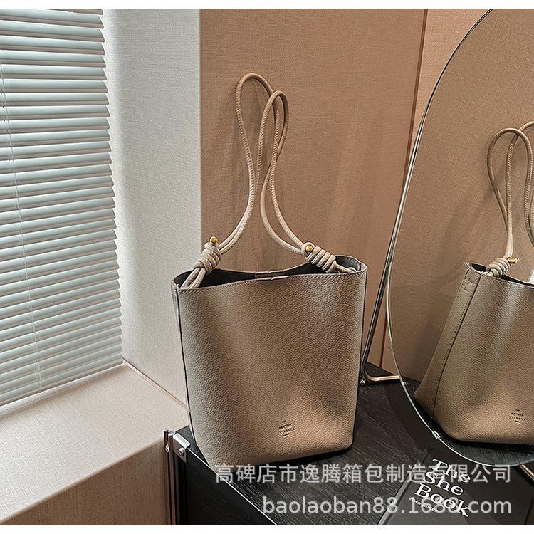 

Популярная в этом году сумка женская большая вместительная новинка 2024 года, сумка-мессенджер через плечо, универсальная сумка-ведро для детей и мам серый