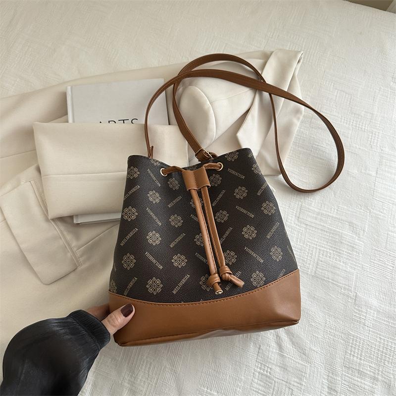 

Иностранный стиль, нишевый дизайн, ретро-модный тренд 2024 года, новая сумка-ведро, красивая, вместительная сумка через плечо подмышкой