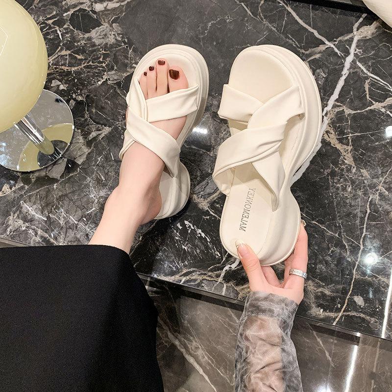 Thick-soled Cool Slippers Women's Summer Outer Wear Fashion 2025 New High-end Niche Beach Sandals Casual One-word Slippers