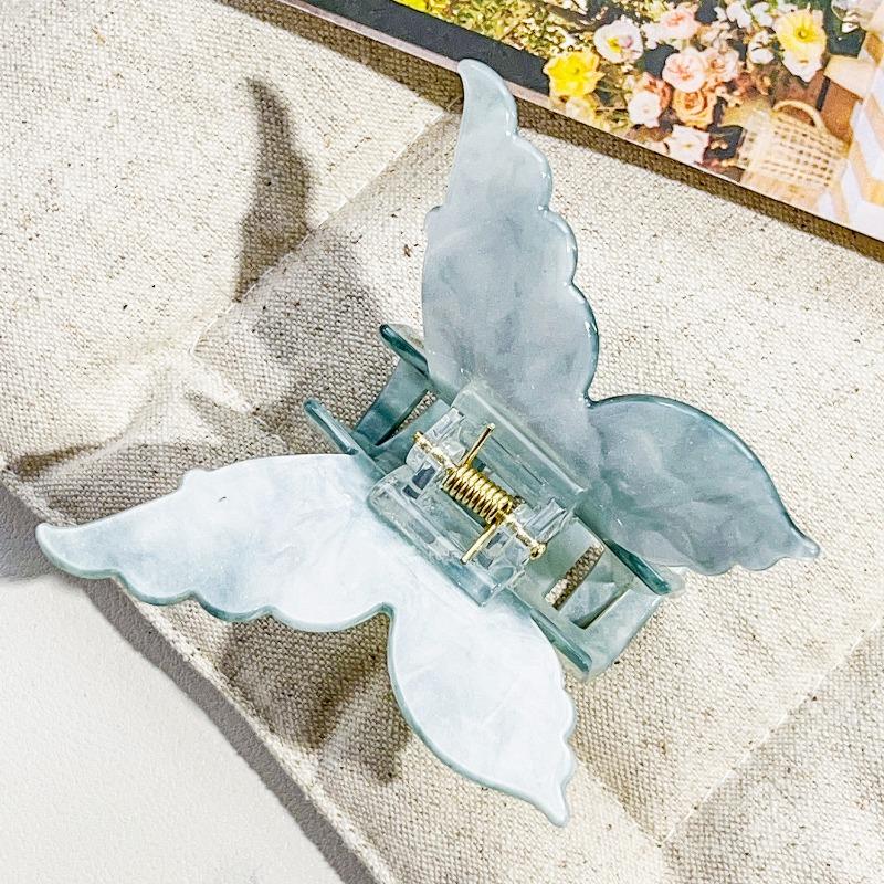 The Oval Hair Clip Exudes A High-end Feel. The Half-tied Shark Clip At The Back of The Head Is A Fashionable Hair Accessory
