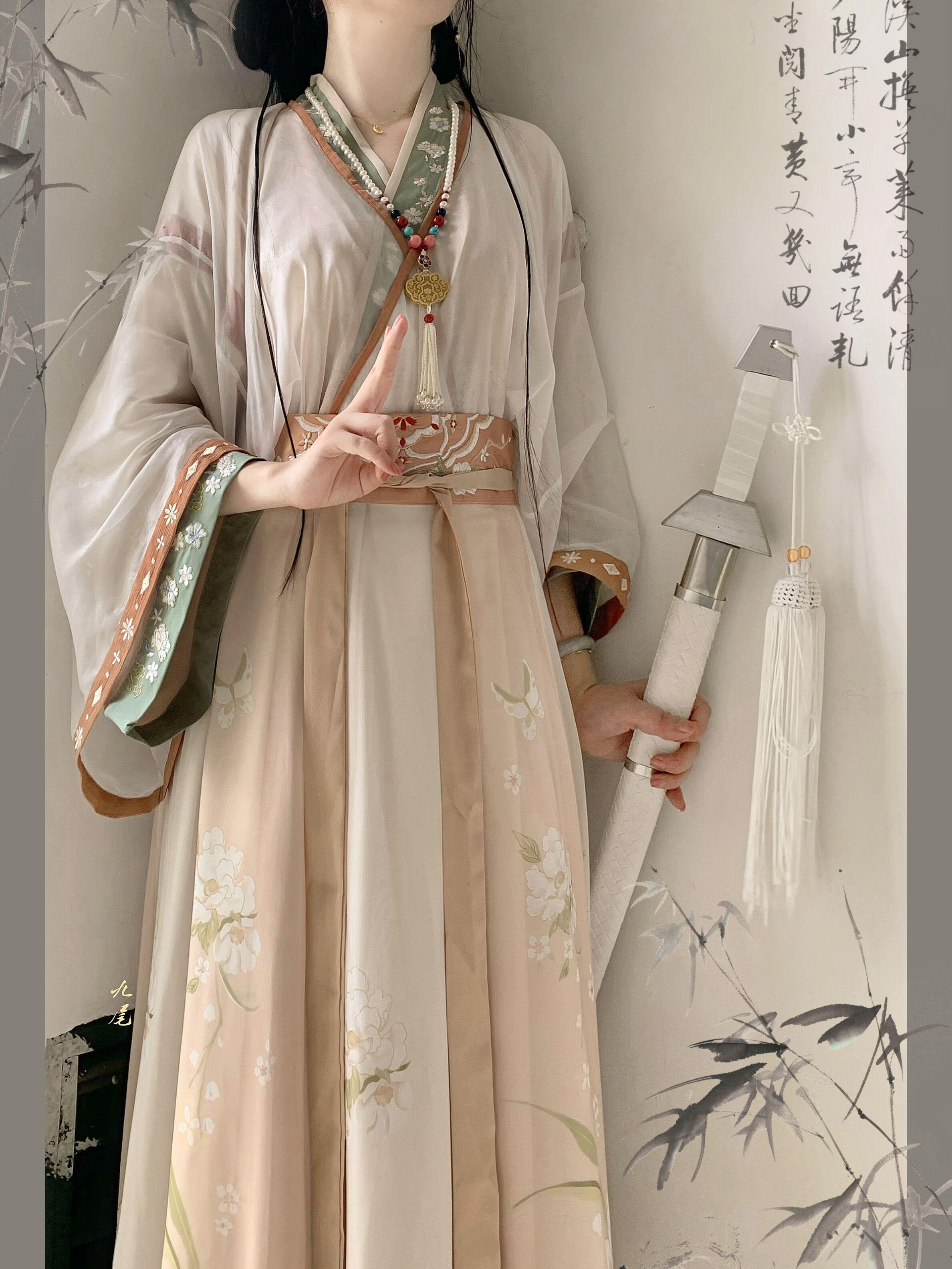 

Цюси Цзинь сшила цельное платье с рваной юбкой и воротником длиной до талии, повседневная летняя холодная старинная одежда S