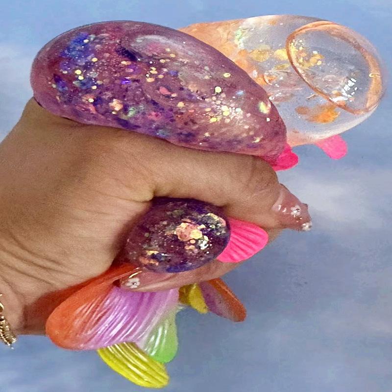 Pesce Rosso Giocattolo Spremibile Occhi Grandi Festivo, Pallina di Maltosio a Rimbalzo Lento con Polvere d'Oro, Fidget Kawaii per Regali di Festa