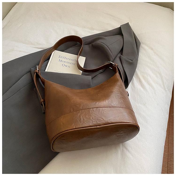 Retro temperament 2025 new daily commuting versatile shoulder messenger tote bag soft leather casual binaural bucket bag