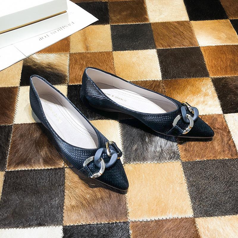 Модные туфли с острым носком и металлической цепочкой на плоской подошве женские балетки — фото 10