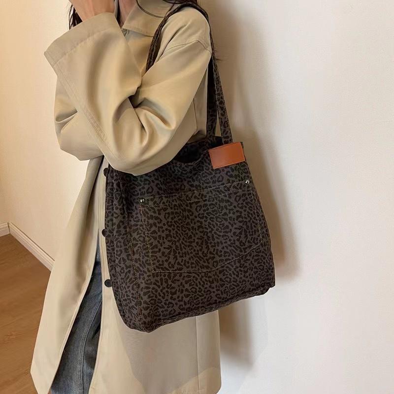 Large capacity leopard print tote bag for women,fashiable and versatile shoulder bag,new minimalist and persalized commuting