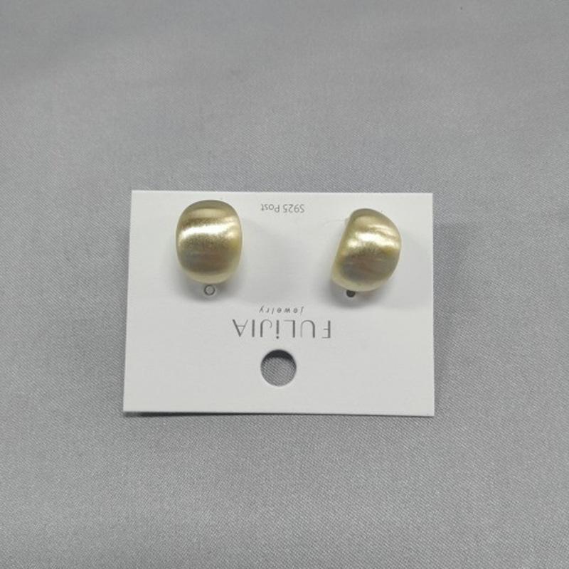 Silver needle C-shaped earrings, metal cold wind, Dongdaemun, Korea, bright stud earrings, simple and versatile ins earrings.