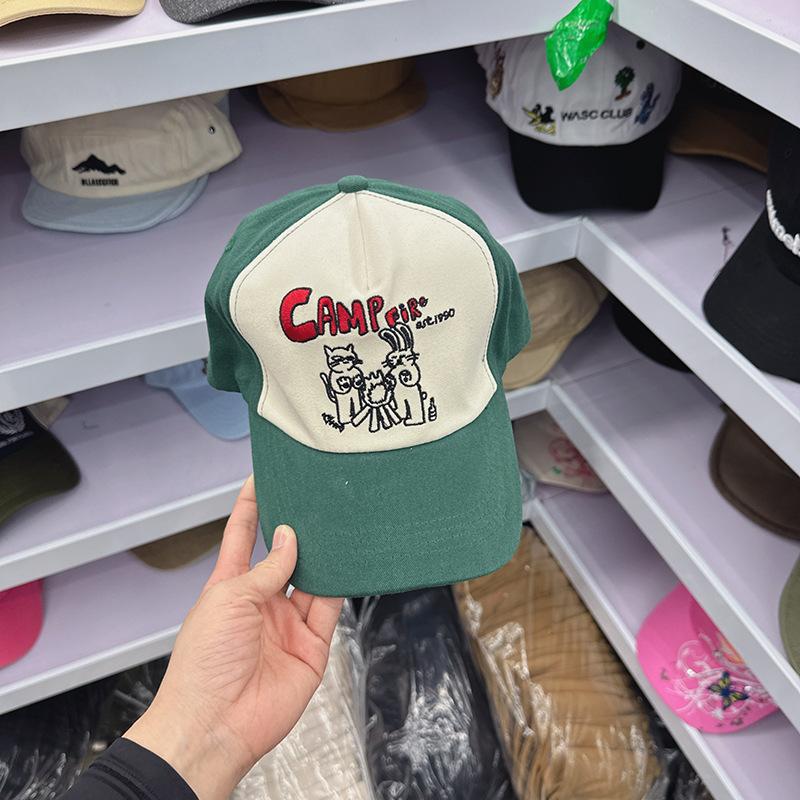 

Оптом Корея 2024 нова американська ретро бейсболка з вишивкою літер для чоловіків і жінок, контрастних кольорів, що підкреслює обличчя, маленька кепка Head circumference 54-59CM зелений