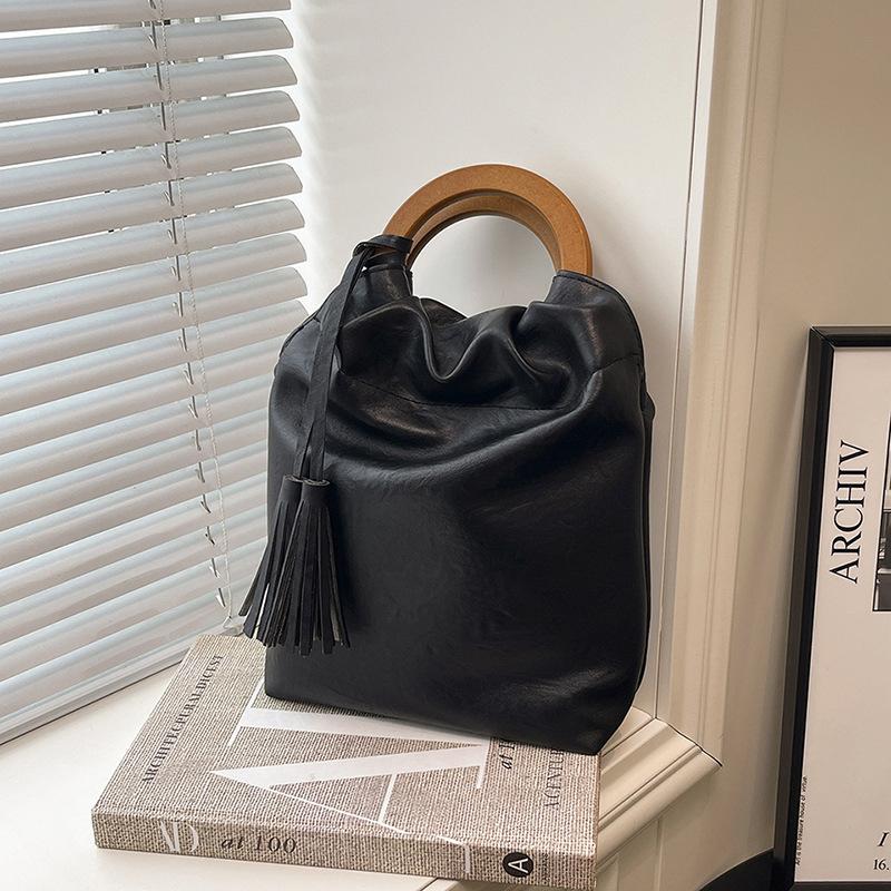 

Retro bag women s large-capacity new autumn and winter niche wooden handle portable pleated bag bucket bag чёрный
