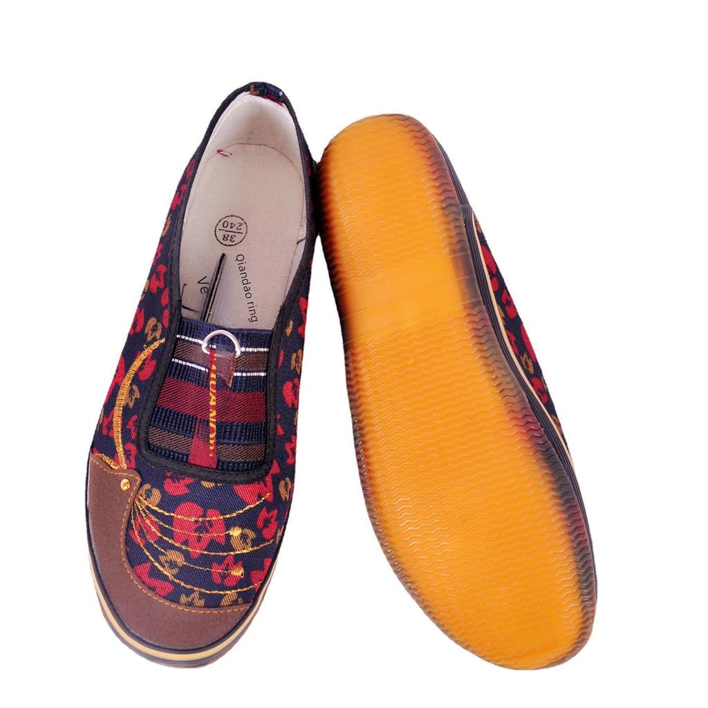 Women's Old Beijing Cloth Shoes: Durable, Non-Slip Cowhide Sole for Middle-Aged and Elderly.