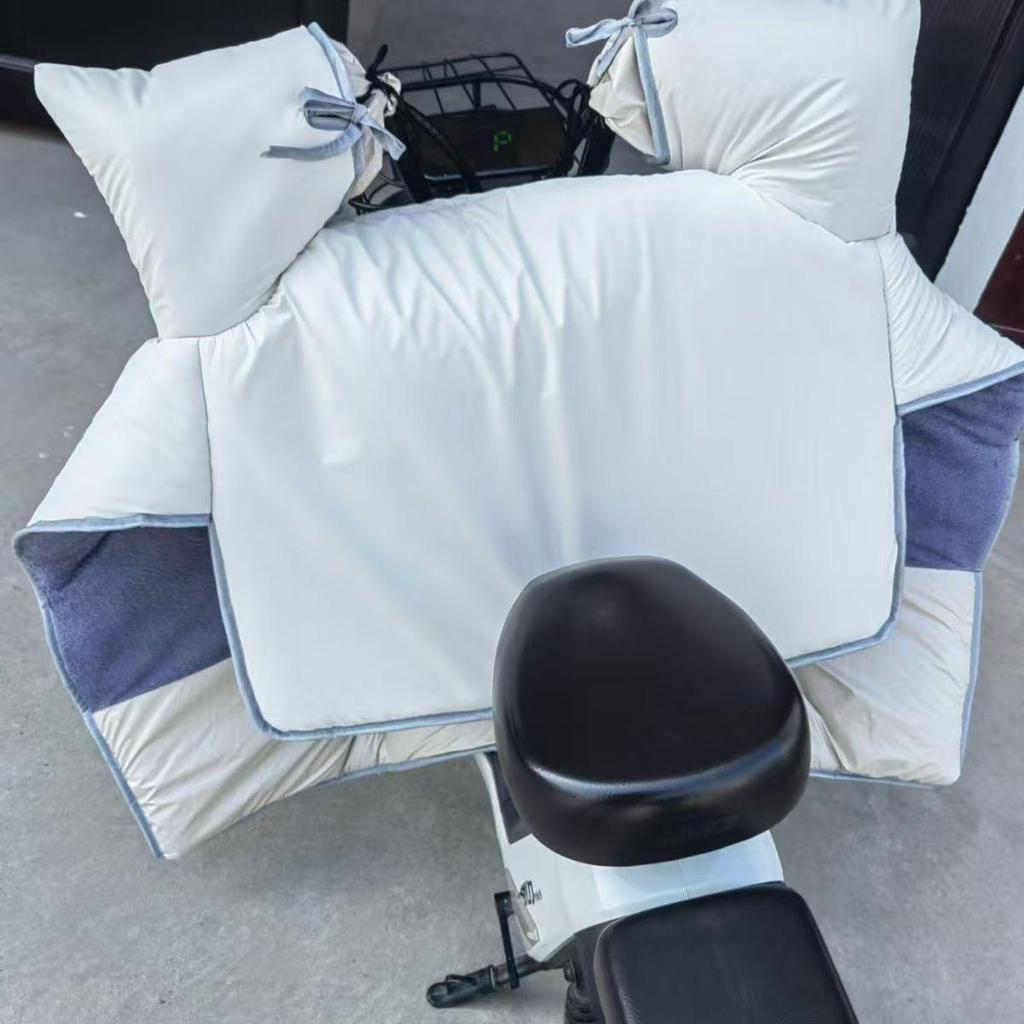 Thick Windproof & Waterproof Quilted Blanket for Electric Vehicles - Warm, Velvet-Lined, and Coldproof