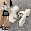 Internet-Berühmtheit Set Zehenkneifer Hausschuhe Damen tragen 2025 neu Sommer Feenstil Flip-Flops dicke Sohle Keilabsatz coole Hausschuhe
