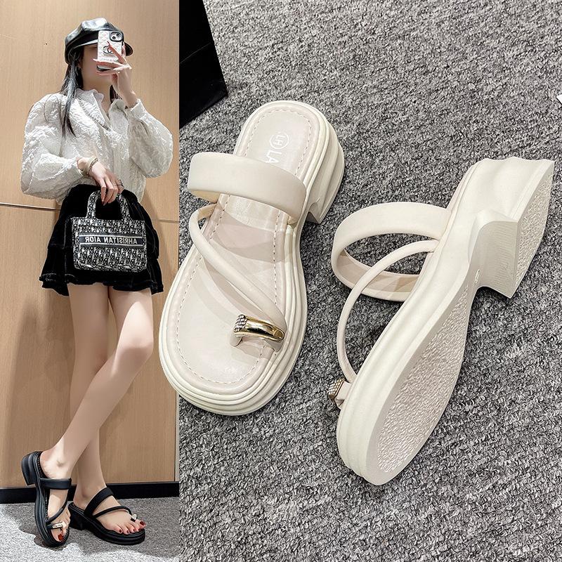 Internet-Berühmtheit Set Zehenkneifer Hausschuhe Damen tragen 2025 neu Sommer Feenstil Flip-Flops dicke Sohle Keilabsatz coole Hausschuhe