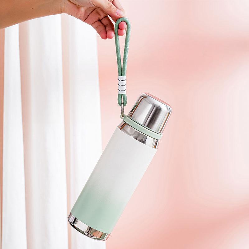 Ein-Tassen-Doppeldeckel-Vakuumbecher 316 Edelstahl Studenten-Wasserbecher Geräumig Tragbar Seilschlaufe Mädchen Gutaussehend Farbverlauf