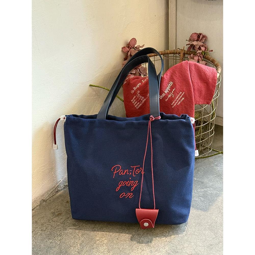 

Вышитая холщовая сумка с корейским алфавитом, новая 2025, большая вместимость, сумка-тоут на плечо с кулиской, нишевая сумка для поездок на работу синий