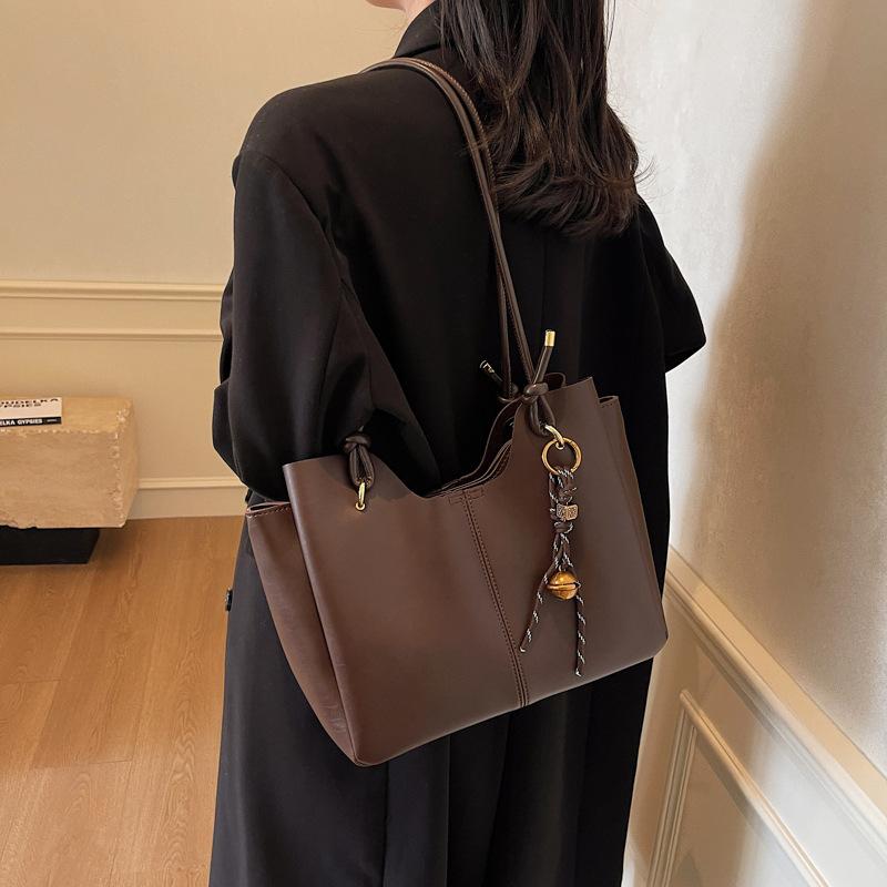 Large-capacity versatile three-fold extra-large bag, women's autumn and winter advanced texture commuter portable shoulder bag