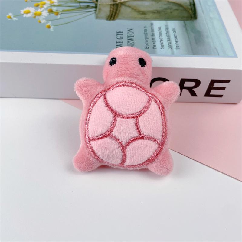 

Xiaohongshu Милая маленькая черепашка мультяшная кукла рюкзак кулон шпилька и аксессуары для одежды для детей Brooch Style