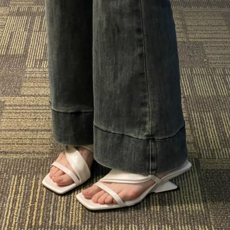 

2025 новая французская мода универсальный нишевый дизайн сандалии на танкетке летние с открытым носком квадратный носок на высоком каблуке крутые шлепанцы женские 35