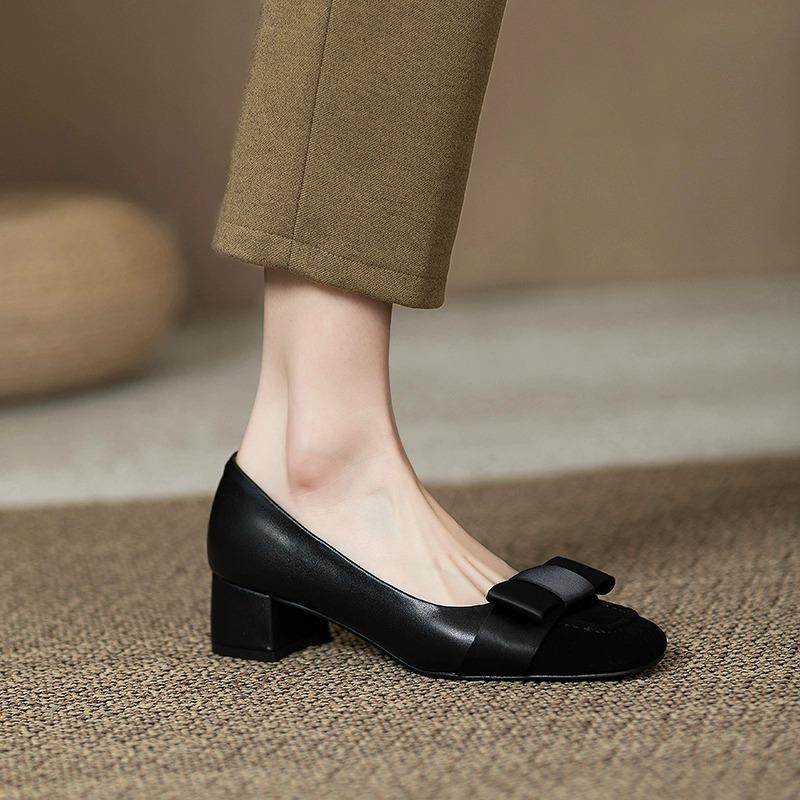 

French Xiaoxiangfeng color matching high heels women s 2025 spring and autumn new leather thick heel bow retro medium heel single shoes 35